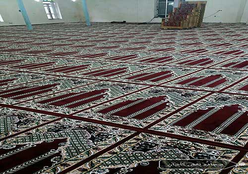 نصب فرش سجاده ای در مسجد حویق
